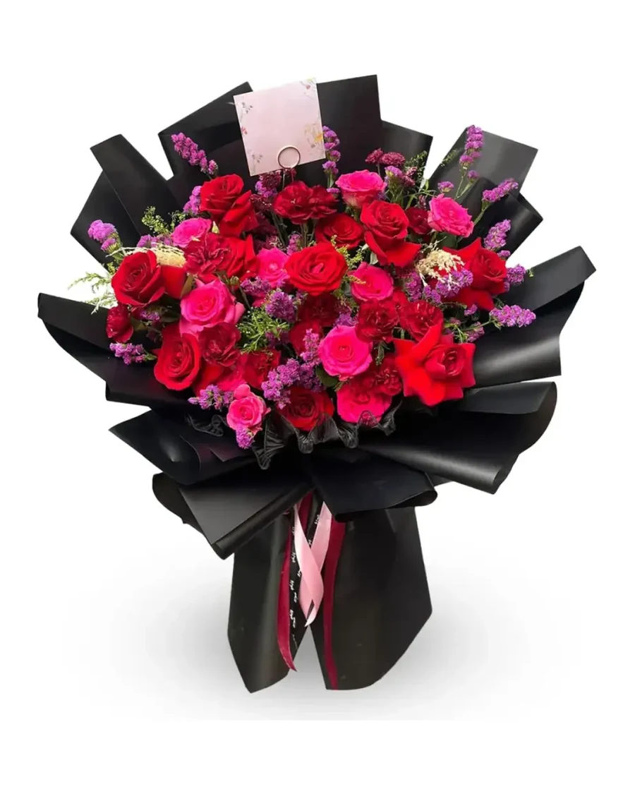 Buket mawar merah wrapping hitam