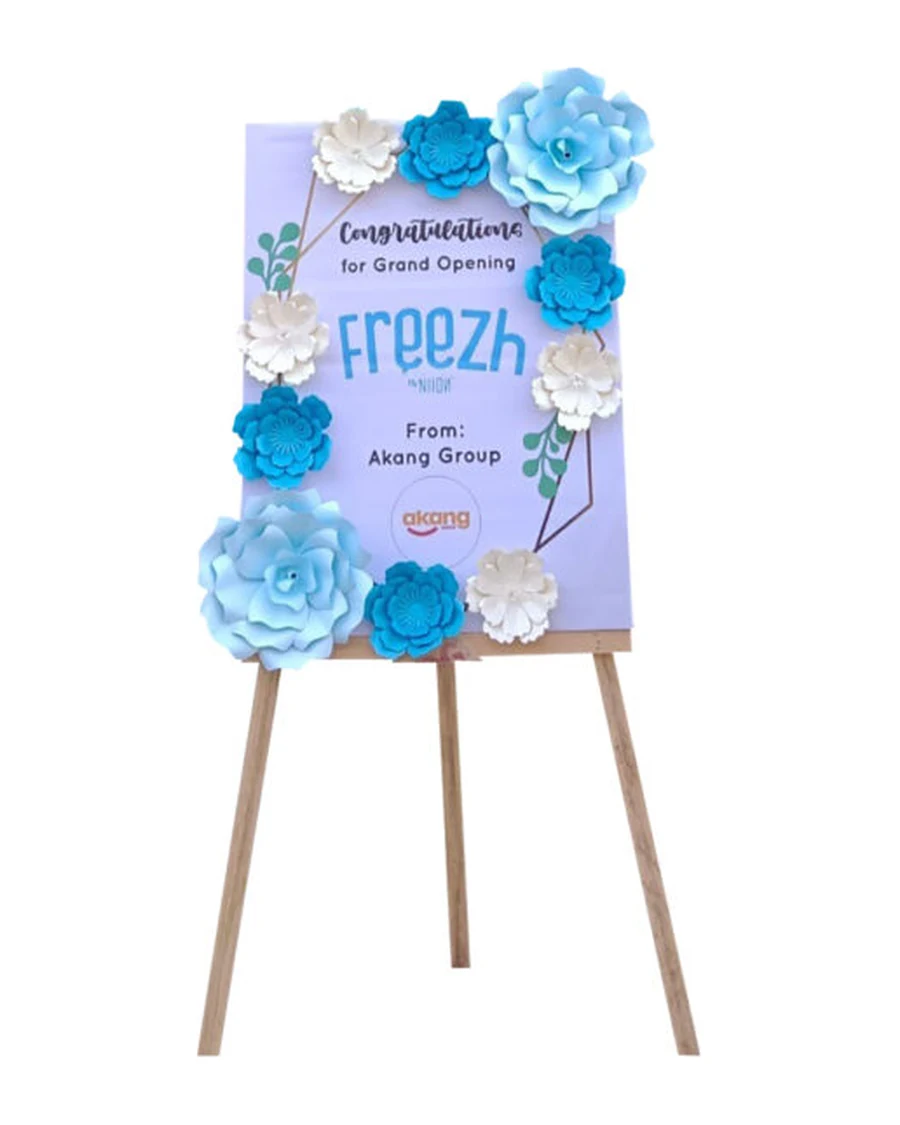 Papan bunga modern akrilik dengan bunga kertas biru